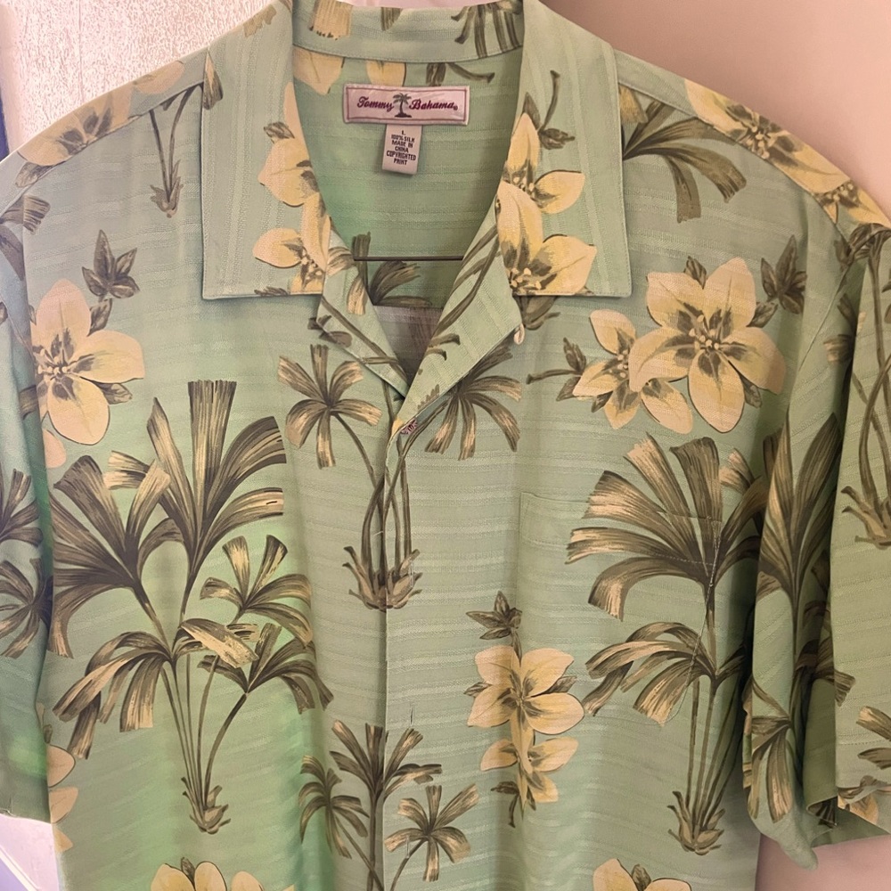 Tommy Bahama Flowered Shirt. Like New! Large.
